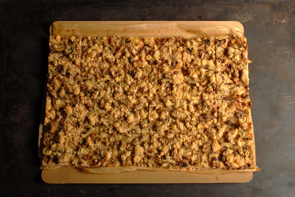 TARTE CRUMBLE RHUBARBE - BIO - PLAQUE 30x45cm- 24 parts (MAI-JUILLET)