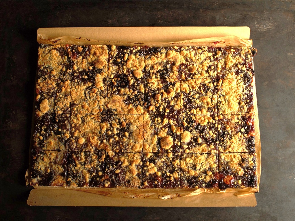 TARTE CRUMBLE PRUNES - BIO - PLAQUE 30x45cm- 24 parts