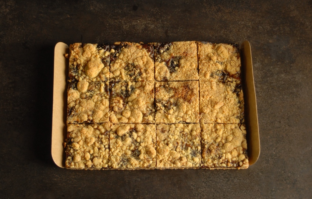 TARTE CRUMBLE PRUNES - BIO - DEMI PLAQUE 30x23cm - 12 parts