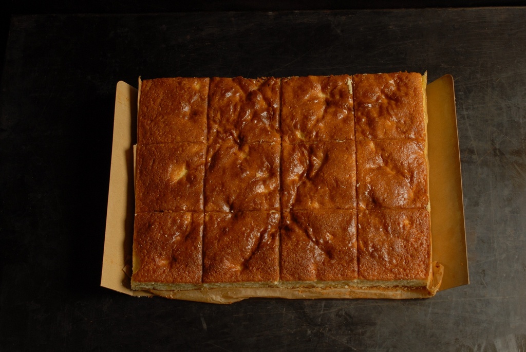 CAKE AUX POMMES - BIO - DEMI PLAQUE 30x23cm - 12 parts
