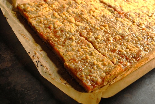 [2.2.3.1737 *] ABRIKOZEN CRUMBLE TAART - BIO - PLAAT 30x45cm- 24 porties 