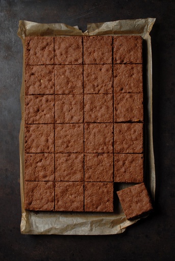 [2.2.3.2123 *] CHOCOLADE AMANDELEN BROWNIES - BIO - PLAAT 30x45cm- 24 porties