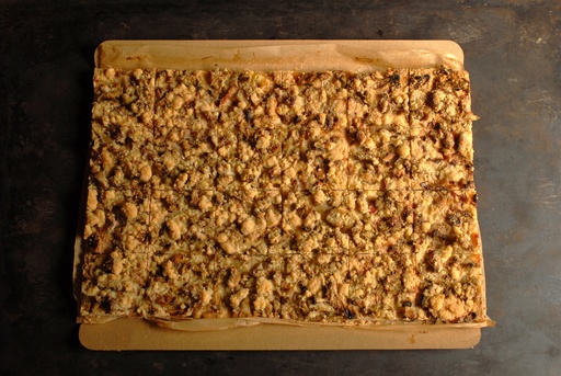 [2.2.3.3458 *] RABARBER CRUMBLE TAART - BIO - PLAAT 30x45cm- 24 porties (MEI-JULI)