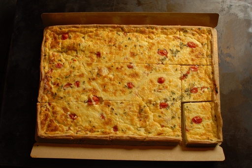 [3.2.3.1881 *] QUICHE RICOTTA, TOMATES C. AU FOUR & THYM - BIO - PLAQUE 30x45cm - 15 parts