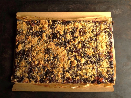 [2.2.3.3205 *] TARTE CRUMBLE PRUNES - BIO - PLAQUE 30x45cm- 24 parts