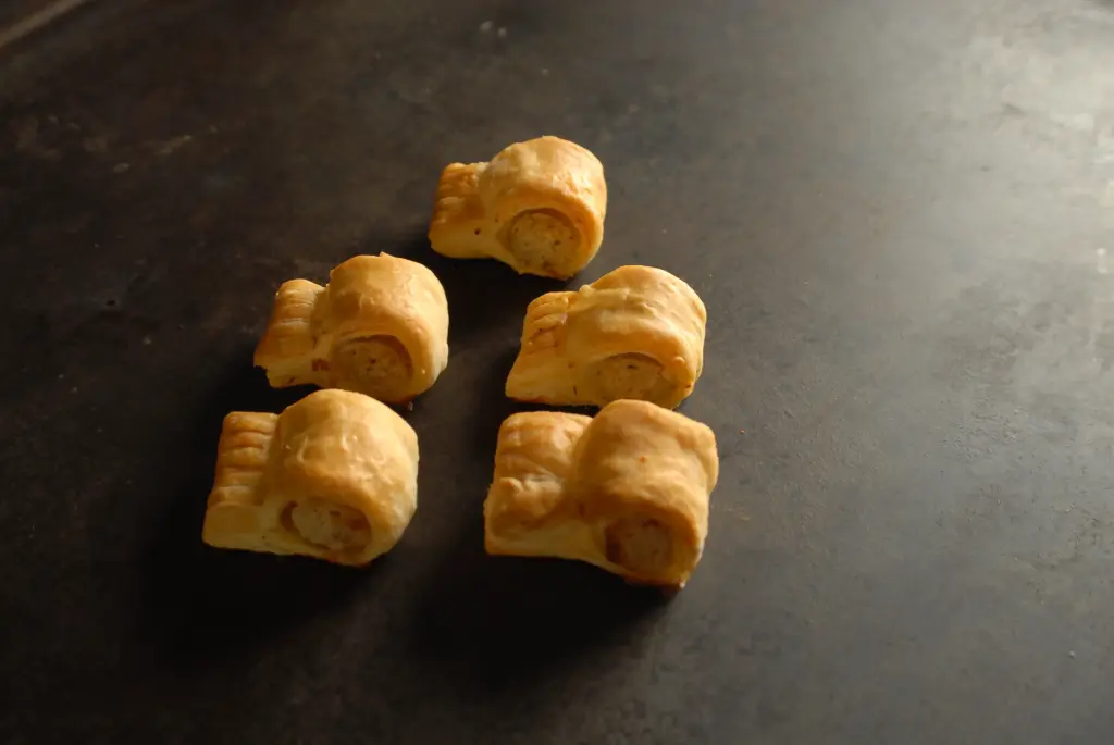 BOUCHÉES APÉRITIVES -  MINI FEUILLETÉS SAUCISSE 1X12 -  Frais