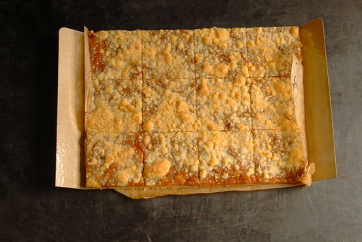 [2.2.3.5209 *] ABRIKOZEN CRUMBLE TAART - BIO - HALVE PLAAT 30x23cm - 12 porties 