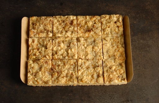 [2.2.3.5223 *] TARTE CRUMBLE RHUBARBE - BIO - DEMI PLAQUE 30x23cm - 12 parts (MAI-JUILLET)