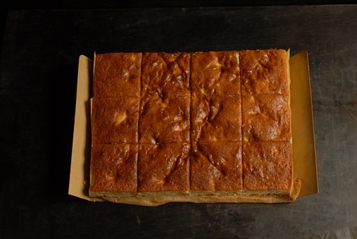 [2.2.3.5155 *] CAKE AUX POMMES - BIO - DEMI PLAQUE 30x23cm - 12 parts