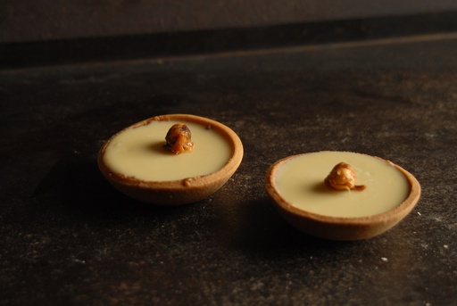 [3.2.3.5902 *] WITTE CHOCOLADE PRALINE TAARTJES - BIO - 1X24